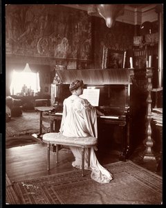 La signora I. M. Clark al pianoforte, 1904